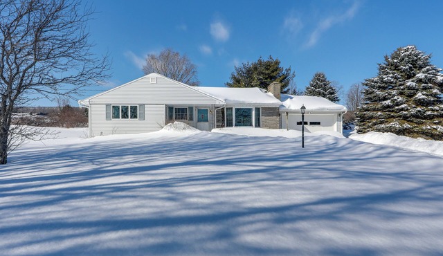 Deck & Fire Pit: Cozy Escape in Morrisville!