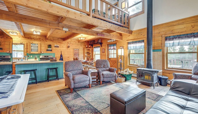 Deck, Fire Pit & Grill: Log Cabin in Black Hawk