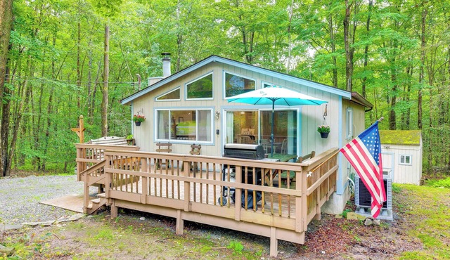 Deck & Fire Pit: Pet-Friendly Pocono Lake Abode!