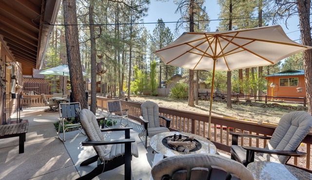 Deck + Fireplace: Cozy Pinetop Lakes Cabin!