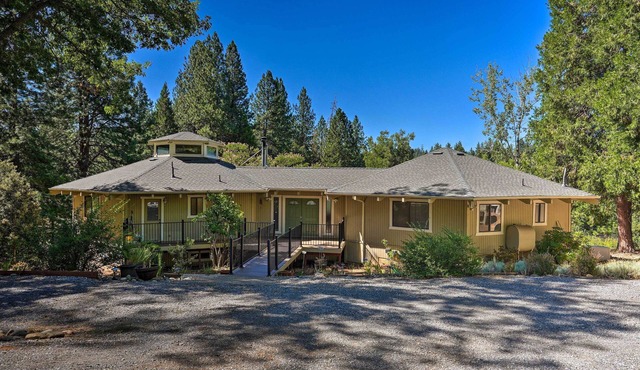 Deck & Grill: Camino Home in Wine Country!