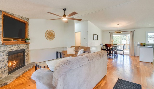 Deck, Grill & Dock Access: Lake Keowee Retreat!