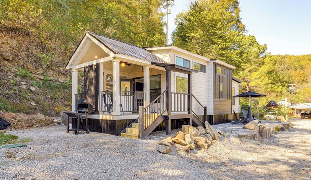 Deck, Grill & Fishing Pond: Modern Cookeville Gem