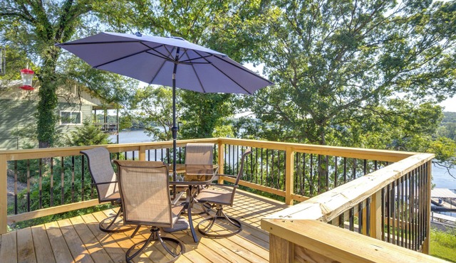 Deck & Grill: Lake of the Ozarks Cabin in Warsaw