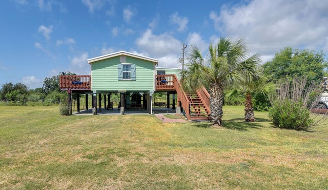 Deck & Grill: Sunny Cottage in Crystal Beach!
