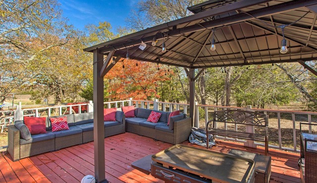 Deck, Grill & Yard: Pet-Friendly Van Alstyne Gem!
