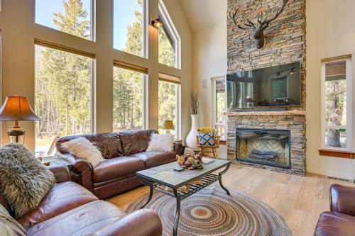 Deck, Hot Tub and Fire Pit Mtn-View Packwood Cabin
