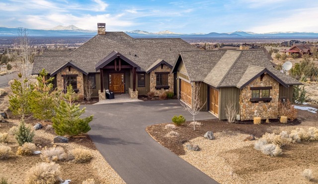 Deck & Luxe Oregon Retreat | Heritage at Brasada Ranch Resort by AvantStay