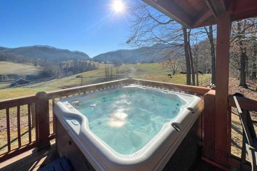 Deck & Mtn Views! Luxe Log Cabin in Waynesville