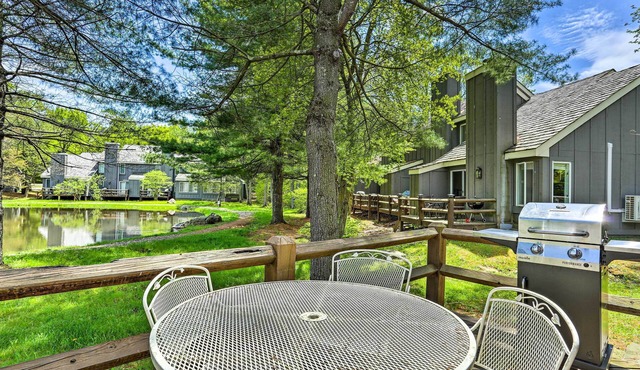 Deck & On-Site Fishing Pond: Lake Harmony Home!