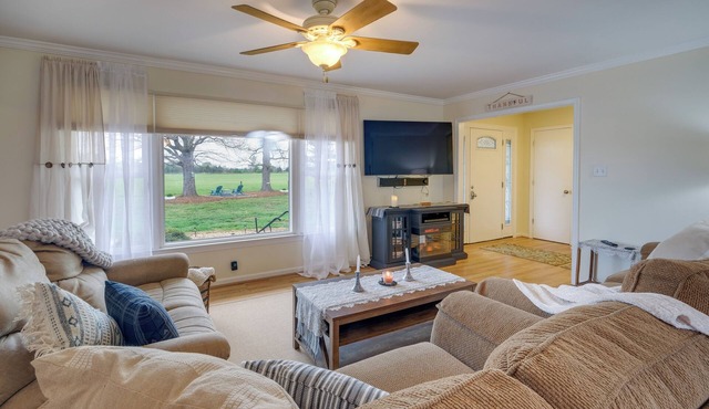 Deck & Pasture Views! Bealeton Farmhouse Escape