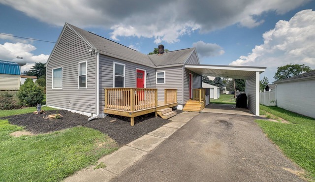 Deck & Patio: Inviting Abode in Natrona Heights!