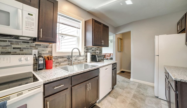 Deck & Patio: Inviting Abode in Natrona Heights!