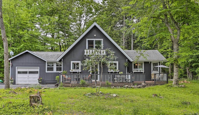 Deck + Pool Access: Welcoming Poconos Retreat
