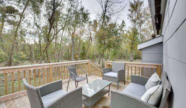 Deck, Yard & Outdoor Dining: Destrehan Getaway!