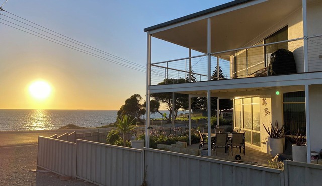 Deckadence Seafront-amazing water views- open for holidays