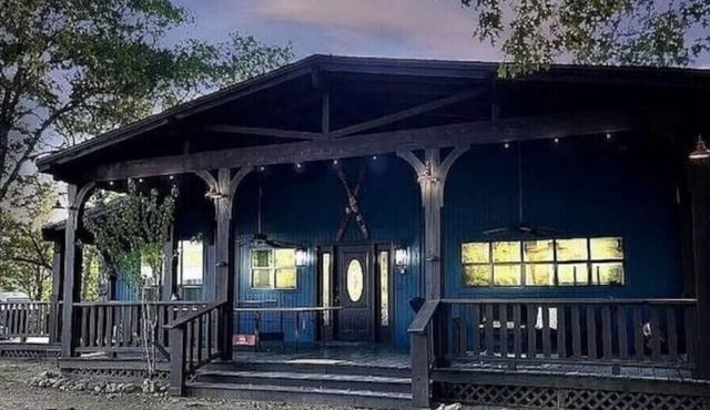 Decked Out at Lake Tenkiller - 6 beds, 4 bedroomsn