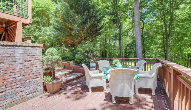 Decked-Out Sanctuary Near Loch Raven and Baltimore