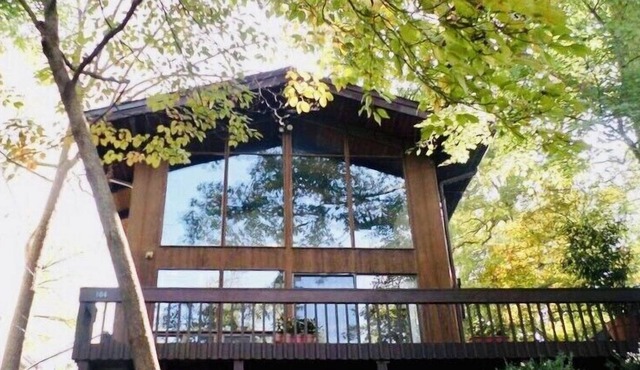 Deckhouse: walk down to the C&O towpath, close-in to Washington DC!
