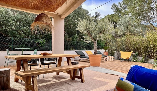 Deco apartment close to the beach with terrace and garden of 150 m2