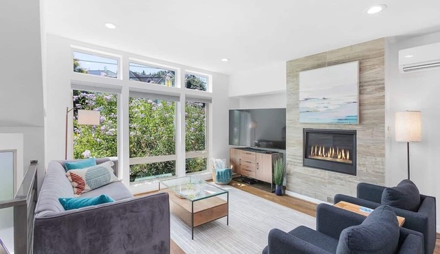 Decorated TownHome in Ballard with rooftop!