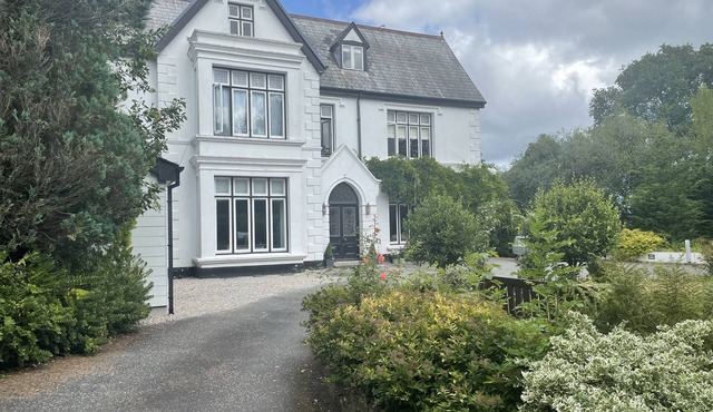 DECRESSY APARTMENT, romantic, luxury holiday cottage in Par