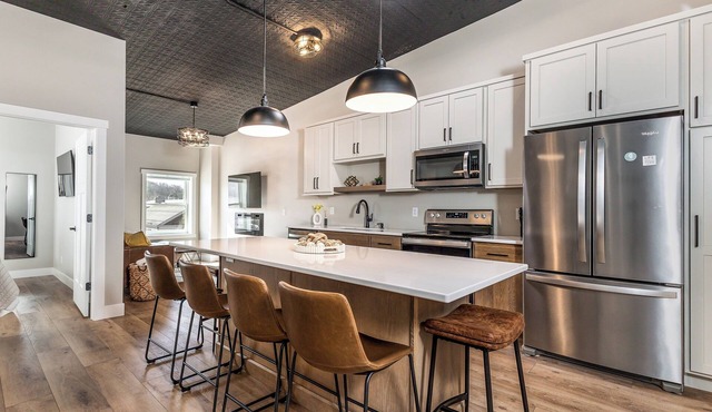 Dedicated Parking Spot! Steps to Dining/Restaurants! Fireplace, Comfy Beds!