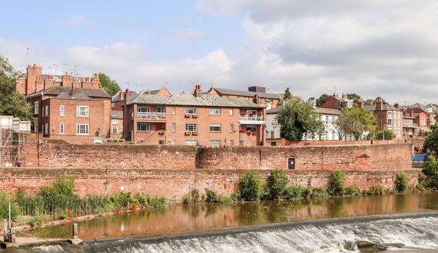 DEE HEIGHTS PENTHOUSE, family friendly in Chester