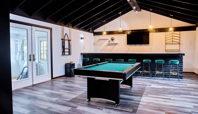 Dee's Lounge, Your Relaxation Oasis