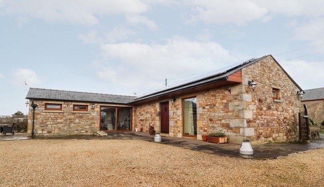 DEEKSWOOD, romantic, luxury holiday cottage, with a garden in Pilling