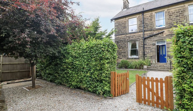 DEELEY HOUSE, pet friendly, character holiday cottage in Darley Dale