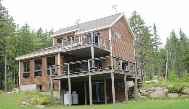 Deep Cove - A cozy post and beam cottage