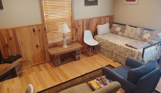 Deep Creek Apartment - Quaint very close to downtown BC & national park