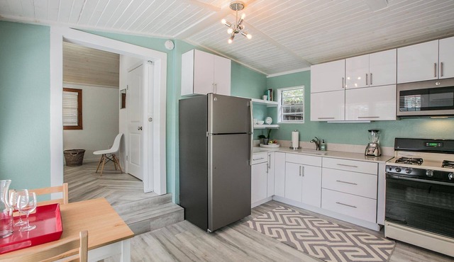 Deep Eddy Cottage - Ideal Austin location