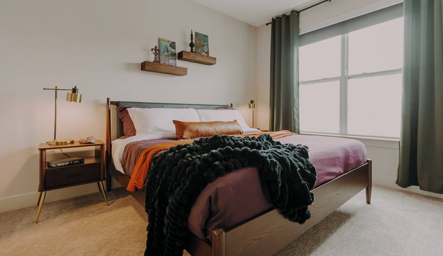 Deep Ellum- Enjoy the Rooftop Pool + Free Secure Parking + Walk to The Factory