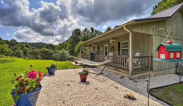 Deep Gap Cottage with Fire Pits - Hike and Ski!