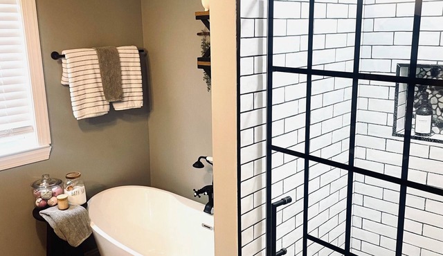 Deep Soak Tub, Waterfall Shower, & Fire Pit Near Rock City! Remodeled 1942 Home