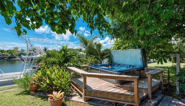 Deep-water canal home- hot tub-billiard room