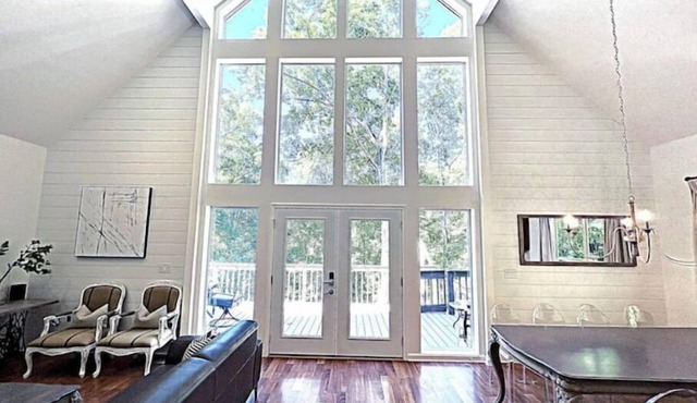 Deep water cove Lake Lanier cottage w/hot tub, pvt dock, pool table, fire pit