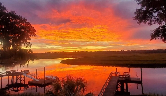 Deep water dock in Darien, GA, w/screened in porch, fishing, kayaks, & bikes