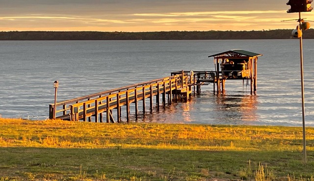 Deep water Lake Marion house. 4BR 2.5BA. Fish off dock. Nearby Golf. SUNSETS