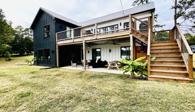 Deep water, main lake view, large boathouse!