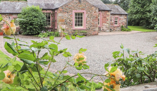 DEEPDALE COTTAGE, family friendly, with open fire in Dalston