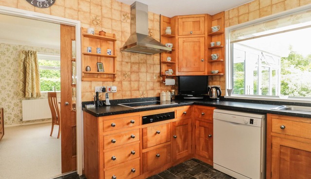 DEEPDENE, family friendly, with pool in Plush