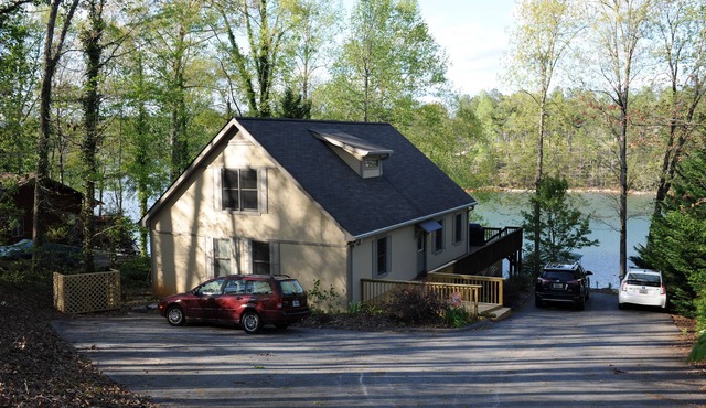 Deepwater Cove on Lake Keowee. Complete with Dock and Kayaks. EV Charger