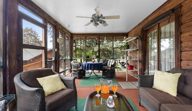 Deer Bend Log Cabin: Woodsy-Beautiful Escape, Sleeps 8, Potbelly Stove, FIRE PIT