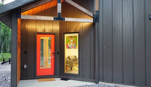 Deer Cabin @ Orange Tractor Retreat: a new, 3BR modern cabin on 40 private acres