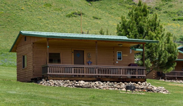 Deer Cabin sleeps 2, Romantic, Quaint with Stunning Views of the Beartooth Mtns