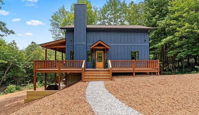 Deer Creek Cabin private new home near Hendersonville w/hot tub, fireplace, free Biltmore pass