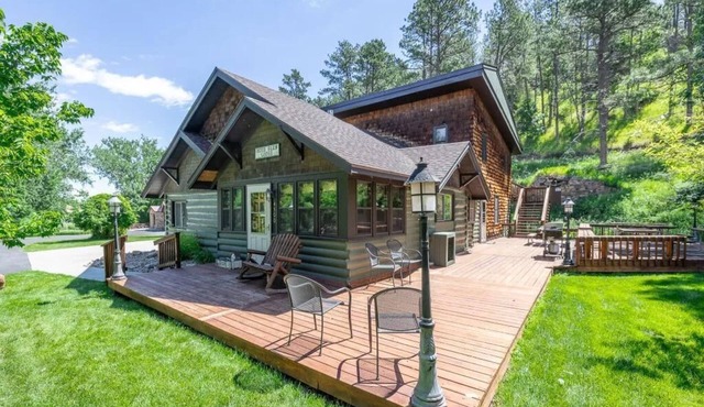 Deer Glen Lodge Thirty Minutes from Mt Rushmore - In Rapid City On Canyon Lake Thirty Minutes from Mt Rushmore